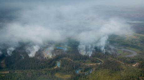 Rauch steigt aus den brennenden Wäldern in den Nordwest-Territorien Kanadas.