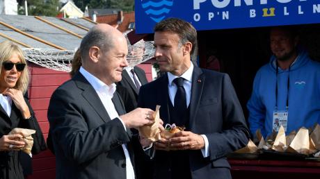 Fischbrötchen-Diplomatie: Olaf Scholz und Emmanuel Macron in Hamburg.