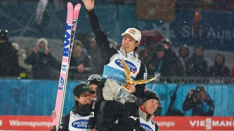 Der Japaner Ryoyu Kobayashi wird von seinen Mannschaftskameraden auf den Schultern getragen.