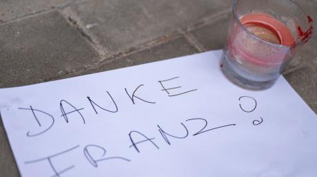 Eine Kerze und ein Zettel mit der Aufschrift «Danke Franz!», liegen vor dem Geburtshaus von Franz Beckenbauer in München.