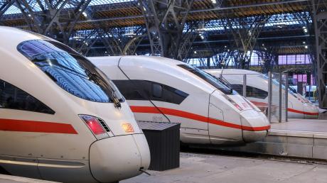 Drei ICE im Leipziger Hauptbahnhof. Dass durch Volker Wissings Bahnreform die Züge bald pünklicher rollen, bezweifelr der Rechnungshof. 