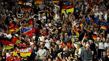 Knapp 20.000 Zuschauer machten aus der Kölner Arena einen Hexenkessel.