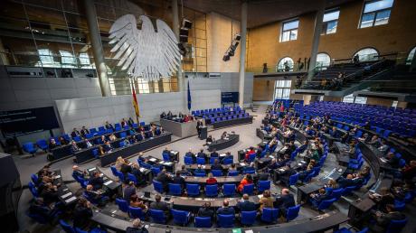 Der Bundestag berät über den Haushalt für das laufende Jahr.