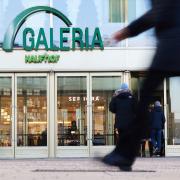 Der Warenhauskonzern Galeria Karstadt Kaufhof muss aufgrund einer erneuten Insolvenz 16 Filialen schließen.