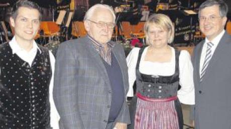 Fritz Preiss (Zweiter von links) wurde die Ehrenmitgliedschaft verliehen. Mit ihm freuen sich Vorsitzender Andreas Fuchs, Margit Schreiber und Bürgermeister Müller. 