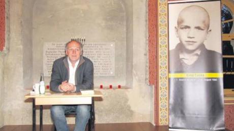 Auf Einladung des Freundeskreises der ehemaligen Synagoge Hainsfarth stellte der Journalist und Autor Robert Domes seinen Roman „Nebel im August“ über die Lebensgeschichte des Euthanasieopfers Ernst Lossa vor.  