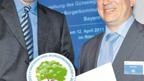 Umweltminister Markus Söder (links) übergibt an Bürgermeister Matti Müller die Urkunde für Oettingen.  