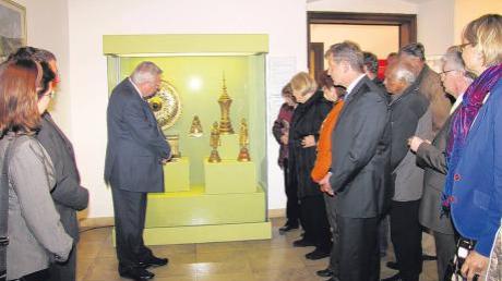 Der Kurator der wiedereröffneten Ausstellung „Gesichter des Buddha“, Dr. Wolfgang Stein, im Oettinger Völkerkundemuseum stellt die neuen Objekte vor.  