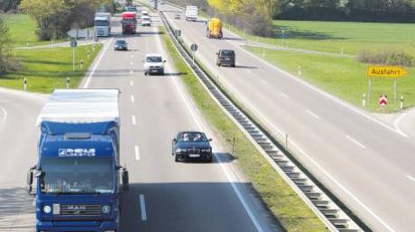 Die Bundesstraße 2 bei Donauwörth ist ausgebaut wie eine Autobahn und soll deshalb für Lastwagen mautpflichtig werden, sofern entsprechende Pläne in Berlin noch bestätigt werden.  