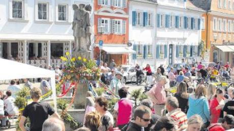 Zahlreiche Gäste kamen zum Osterbrunnenfest nach Oettingen. Dort waren acht geschmückte Brunnen zu bewundern. Auf dem Marktplatz gab es jede Menge unterhaltung.  