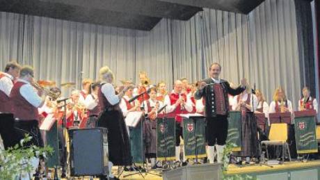 Große Spielfreude und hohe Qualität zeigten die Ederheimer Musikanten unter der Leitung von Klaus Klimek bei ihrem Frühjahrskonzert „Böhmische Perlen“. 