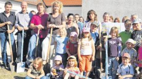 Mit Freude wurde in Möttingen der erste Spatenstich für die Erweiterung des Kindergartens gefeiert.  