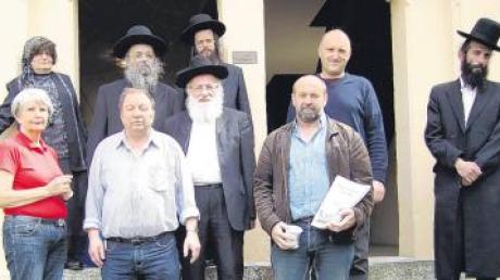Die Besuchergruppe aus Israel am Eingang der ehemaligen Hainsfarther Synagoge mit (von links) der Vorsitzenden des Freundeskreises Sigrid Atzmon, Gerhard Wittig, Bürgermeister Franz Bodenmüller und Gerhard Beck.   