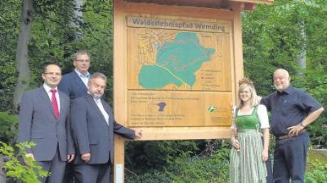 Im Beisein der bayerischen Waldkönigin Anna haben (von links) Dr. Martin Drexler, Josef Fischer, Franz Oppel und Elmar Bernauer den neuen Wemdinger Waldlehrpfad offiziell eröffnet.  
