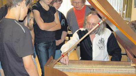 „Das Cembalo ist ein Zupfinstrument.“ Sehr aufmerksam und interessiert verfolgten die Achtklässler der Wallersteiner Hauptschule die Erklärungen Peter Hoenke-Eisenbarths über die Saiteninstrumente.  