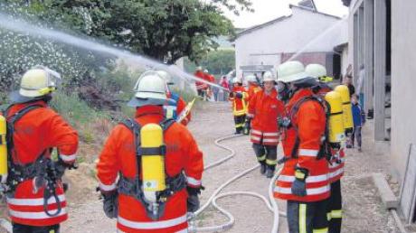 Brandbekämpfung bei Gebäuden mit Photovoltaikanlagen und die damit verbundenen besonderen Gefahren für die Einsatzkräfte waren die Themen der Hauptübung der Feuerwehr Riesbürg.  
