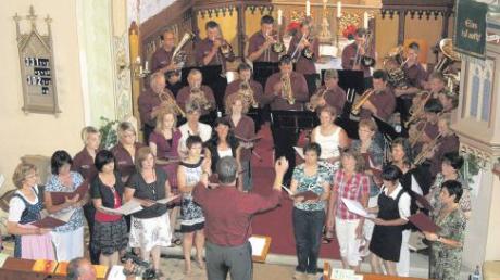 Der Posaunenchor in Balgheim feierte sein 90-jähriges Bestehen zusammen mit dem örtlichen Kirchenchor, der nun seit zehn Jahren besteht.  