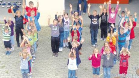 Die Kinder stellten sich beim Feuerwehrprogramm Deiningen auch zur bekannten Notrufnummer „112“ auf.  