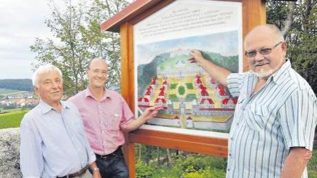 Ernst Stüber, Bürgermeister Erwin Seiler und Eckard Beck (von links) sind stolz auf die neue Tafel, die am „7-Hügel-Weg“ auf dem Kratzberg an das fürstliche Lustschloss mit Tiergarten erinnert.  