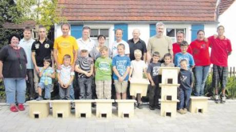 Prächtige und nützliche Igelhäuschen bauten Väter und ihre Söhne beim Ferienprogramm des Gartenbauvereins in Deiningen.  