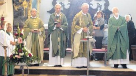 Vertriebenenwallfahrt in Wemding: (von links) Pfarrer Johannes Tasler, Spiritual Pius Schmidt, Monsignore Karl Wuchterl und Pater Hadrian Lucke.  