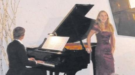 Das Kulturforum Nördlingen bot allen Freunden des Chansons einen hinreißenden Konzertabend mit der Sopranistin Antje Schäffer und Stefan Graser am Flügel im Konzertstadl in Reimlingen.  