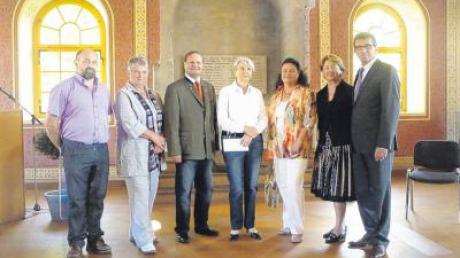 2000 Euro für den Freundeskreis der Synagoge Hainsfarth (von links): Franz Bodenmüller, Ursula Seefried, Alois Stadler, Sigi Atzmon, Renate Schreff, Gertrud Schmid und Georg Schmid.  