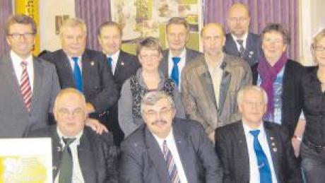 Eine Reihe von Mitgliedern wurde beim Festabend des Köcheclubs Donau-Ries am Wochenende für langjährige Zugehörigkeit zum Verein geehrt. Mit dabei waren CSU-Landtagsfraktionschef Georg Schmid (Zweiter von links) und der Schirmherr des Jubiläums, Siegfried Gallus (sitzend in der Mitte). 