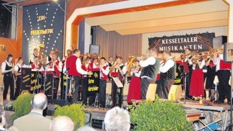 Mit viel Spielfreude und einem flotten Programm beeindruckten die Kesseltaler Musikanten und die Flotten Härtsfelder bei ihrem gemeinsamen Konzert in der festlich geschmückten Turnhalle von Amerdingen.   