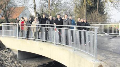 Bürger und Ehrengäste auf der neuen Megesheimer Gänsbachbrücke.  