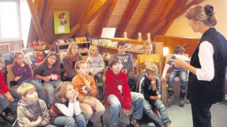 Christine Bitterlich erzählte Grundschülern in Deiningen beim Vorlesetag die Geschichte eines Buches, in dem von Hühnchen Sabinchen berichtet wird. 