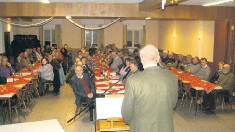 Vor vollem Saal mit rund 100 Gästen hielt Deiningens Bürgermeister Karlheinz Stippler in der „Pizzeria Donau-Ries“ die Bürgerversammlung ab.  