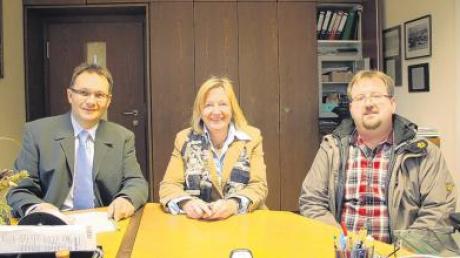 Bei der Vertragsunterzeichnung in der Ederheimer Gemeindekanzlei von links: Peter Franke, Caroline Zehnpfennig und Ralf Lang.  
