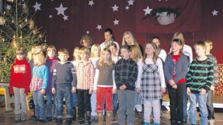 An der Volksschule Mönchsdeggingen gab es kurz vor den Weihnachtsferien mit zahlreichen Beiträgen aus den Klassen eine schöne Feier in der Schulturnhalle.  