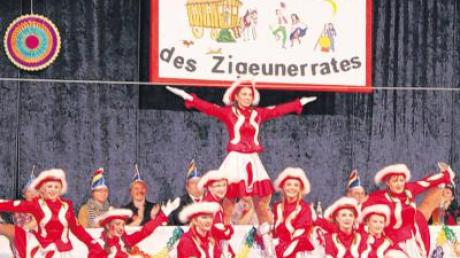 Mit ihren flotten Tänzen heizten die Mädels der Faschingsgarde Herblingen-Hochaltingen die Stimmung kräftig an.