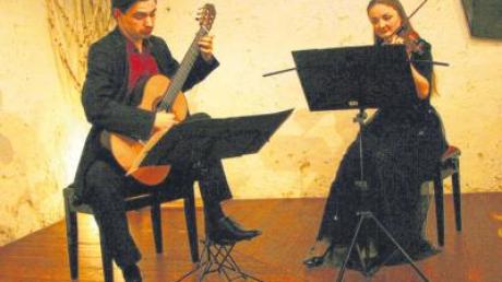 „Vielsaitig“ präsentierten sich Veronika Braun (Violine) und Christian Kiss (Gitarre) bei ihrem Konzert des Nördlinger Kulturforums in Reimlingen im Konzertstadl. Auf künstlerisch höchstem Niveau boten sie ein abwechslungsreiches Programm aus verschiedenen Epochen.   