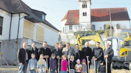 Direkt neben dem alten Kindergarten und unterhalb der Kirche entsteht in Reimlingen ein großer Krippenanbau. Dazu wurde gestern Morgen der offizielle Spatenstich durchgeführt.  