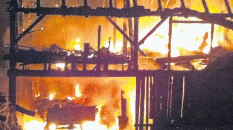 Scheune und der Stall des landwirtschaftlichen Anwesens brannten am Gründonnerstag komplett ab. Auch landwirtschaftliche Maschinen wurden ein Raub der Flammen.