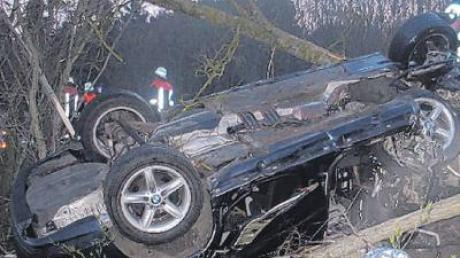 Schwerer Unfall bei Diemantstein: Die drei Insassen mussten mit der Rettungsschere aus dem Autowrack befreit werden.