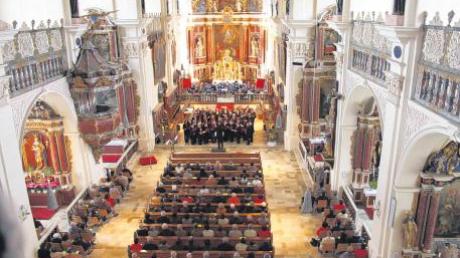 Viele Beteiligte machten aus dem Mariensingen in der Klosterkirche Maihingen ein vielstimmiges Konzert in der Tradition der Marienverehrung.  
