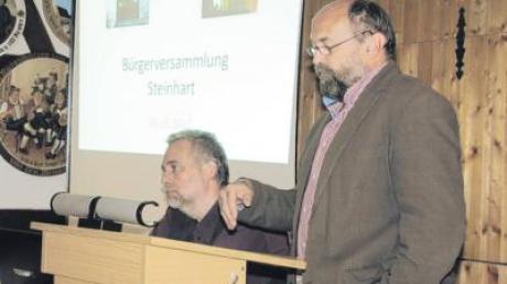 Ingenieur Manfred Ommer (links) nahm die Steinharter Bürger mit auf eine virtuelle Fahrt durch das Kanalsystem des Dorfes. Rechts: Bürgermeister Franz Bodenmüller.