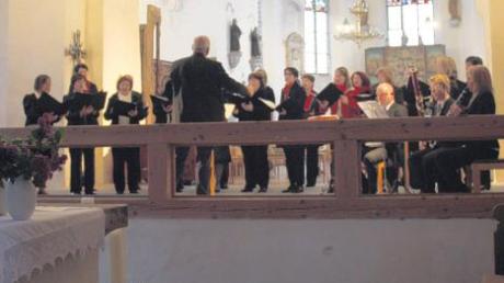 Ohne Zugabe konnte das Konzert in der alten Klosterkirche Auhausen nicht zu Ende gehen. Das Publikum belohnte die Musikanten, Sängerinnen und Sänger mit anhaltendem Applaus.  