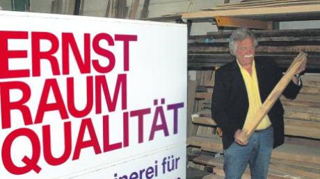 Hans-Werner Ernst mit neuem Logo und dem Wichtigsten überhaupt – Holz.  