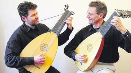 Johannes Vogt und Ulrich Wedemeier spielen Renaissancelaute und Renaissancegitarre.  