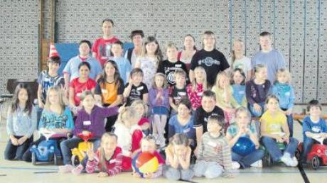 Spiel und Spaß standen im Mittelpunkt des Jugendtags in Deiningen. Unser Bild zeigt alle teilnehmenden Buben und Mädchen.  