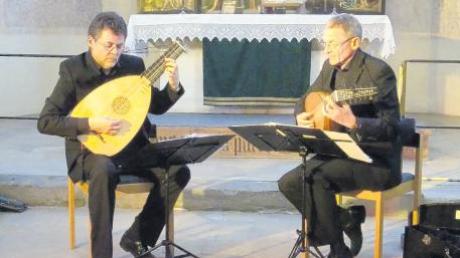 Das Lautenduo Panormo mit Johannes Vogt (links) und Ulrich Wedemeier spielte in der Klosterkirche Auhausen im Rahmen der Konzertreihe Musica Ahuse unter dem Motto „Das goldene Zeitalter“.  