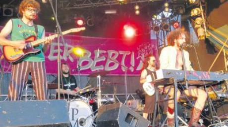 Die Züricher Band „Palko!Muski“ mit ihrem charismatischen Leadsänger Baptiste Beleffi präsentierte beim „Kraterbeben“ in Megesheim eine geballte Mischung aus Disco, Polka-Punk und östlicher Zigeunermusik. 