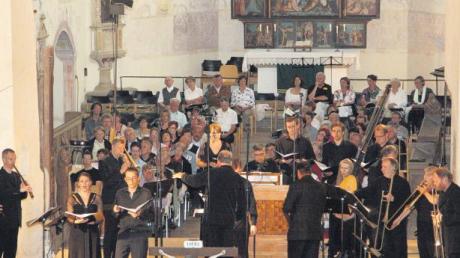 Das Konzert stand unter dem Motto „Ein Fest in San Marco – und in Auhausen“. Unser Bild zeigt die drei Gruppen unter der Leitung von Jeffrey Skidmore. 