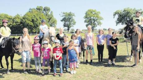 14 Kinder hatten im Rahmen des Ferienprogramms auf dem Reiterhof des Rieser Reitvereins viel Spaß bei tollem Wetter.  