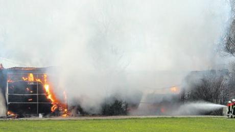 Vollbrand am Ortsrand von Lerchenbühl: Gestern Vormittag brannte dort eine Maschinenhalle komplett nieder. Es entstand Sachschaden von rund 700000 Euro. Die Ursache stand gestern noch nicht fest.  